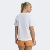 Remera de running Adidas de corte clásico y cuello redondo, confeccionada en tejido técnico liviano con tecnología de absorción de sudor. Presenta un diseño minimalista en color blanco con el logo de la marca en tono reflectante en el pecho.