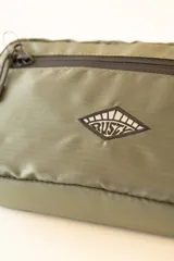 Riñonera negra con correa ajustable y logo estampado al frente.