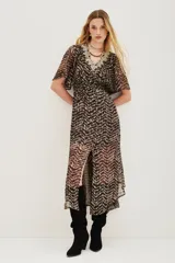 Vestido midi estampado en tonos marrón y beige, con escote en V adornado con bordado floral en tonos dorados/beige. Presenta mangas cortas tipo mariposa y talle ajustado con frunce elástico, falda con abertura frontal.