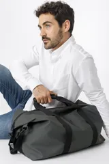 Camisa de hombre color azul marino, de piqué con cuello abotonado y manga larga.