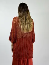 Top de tejido crochet color ladrillo, con escote en V y mangas 3/4 acampanadas.