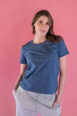 Remera básica de algodón con cuello redondo y manga corta, de corte clásico y ajuste cómodo.