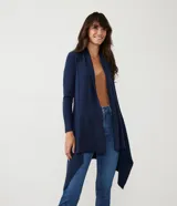 Cardigan largo de punto texturizado color ladrillo, con abertura frontal y terminación en puntas.