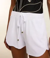 Short corto blanco de crepé con cintura elástica, cordón ajustable con punteras doradas y ruedo redondeado, diseñado como salida de playa por Bossa Nossa.