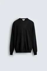 Jersey de punto de cashmere con corte regular fit, cuello redondo y manga larga. Presenta acabados en rib en puños y ruedo.
