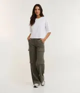 Remera cropped verde militar de algodón, con cuello redondo y mangas cortas holgadas.
