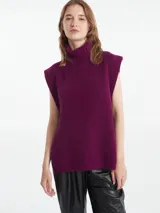 Chaleco de punto color fucsia con cuello polera y sisas amplias.