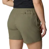 Short de senderismo color verde oliva, con cintura elástica, bolsillos laterales y bolsillo trasero con cierre a presión. Confeccionado con tecnología de protección solar y repelente de manchas.