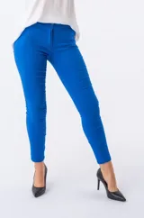 Pantalón de vestir azul francia elastizado, de corte ajustado, con bolsillos delanteros y falsos bolsillos traseros.