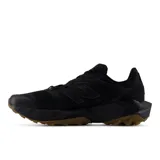 Championes de trail running New Balance modelo Tektrel, color negro con suela de goma color camel con tacos agresivos para tracción todoterreno. Presenta parte superior sintética y entresuela de rendimiento con diseño geométrico y dinámico.