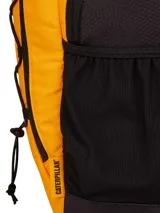 Mochila Cat modelo Himalayas, color naranja con detalles en negro. Cuenta con cordón elástico frontal para almacenamiento, bolsillos laterales de malla, compartimento principal con bolsillo interior y logo reflectante.