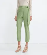 Pantalón carrot de Marfinno en color verde, confeccionado en mezcla de viscosa y lino. Presenta tiro medio, cierre frontal con cremallera, bolsillos, costuras frontales marcadas y detalle de cinturón incorporado con hebilla circular.