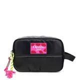 Neceser rectangular de color negro, confeccionado en material sintético con acabado liso. Presenta un parche frontal rectangular en color fucsia con estampado de labios y el logo de la marca. Incluye una manija lateral de cinta negra y un tirador de cierre decorado con cordones de colores neón y un dije de goma con la palabra 'Love'.