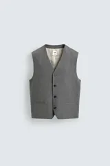 Chaleco de traje regular fit confeccionado en tejido con lana, con cuello en pico, cierre frontal de botones y bolsillos de vivo en la cintura. Presenta forro interior con diseño de rayas.