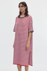 Vestido midi de punto con diseño de rayas horizontales rojas y grises, mangas cortas y cuello redondo negro.
