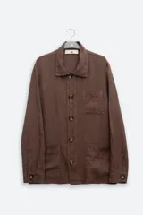 Chaqueta marrón de lino italiano, con tres bolsillos frontales, cierre con botones y corte relajado.