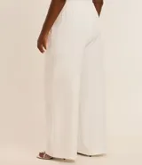 Pantalón largo de corte ancho, color blanco, con lazo en la cintura.