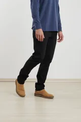 Pantalón de corte recto y estilo clásico, confeccionado en sarga de algodón con elastano. Cuenta con diseño de cinco bolsillos, cierre frontal con botón metálico y costuras reforzadas.