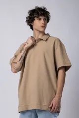 Chomba de manga corta con textura acanalada, cuello tipo polo con cierre frontal parcial y calce relajado.