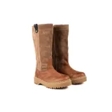 Bota de caña alta combinada, con pie de cuero liso en tono marrón y caña de gamuza en tono beige. Presenta suela track dentada y detalle de tira vertical con broche metálico en la parte superior de la caña.