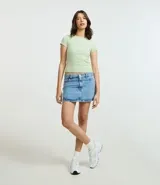 Blusa básica de mujer marca Blue Steel, confeccionada en tejido rib de algodón con elastano. Presenta un diseño ajustado al cuerpo, cuello redondo y mangas cortas.