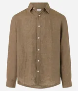 Camisa marrón claro de lino, de corte clásico, con cuello inglés, manga larga y cierre frontal con botones blancos.
