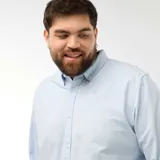 Camisa de corte recto confeccionada en tejido oxford de algodón, color celeste claro. Presenta cuello abotonado, cierre frontal con botones y mangas largas con puños abotonados.