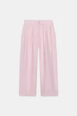 Pantalón de tiro medio confeccionado en 100% lino color rosado, con diseño de pernera ancha, pinzas en el delantero, cintura elástica en la parte posterior y bolsillos laterales. Cuenta con cierre frontal con cremallera y botón.