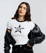 Remera de algodón color blanco con cuello y bordes de mangas en color negro. Presenta una estampa frontal central con el número 98 dentro de una estrella con efecto desgastado.