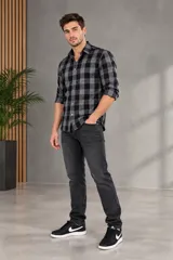 Camisa de manga larga con estampado a cuadros en tonos negro y gris, con cuello italiano y cierre frontal de botones.