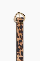 Cinturón de tejido revestido con estampado de leopardo y hebilla metálica dorada de diseño orgánico.
