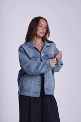 Campera de jean celeste con tachas de estrellas plateadas en la parte superior.