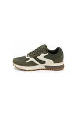 Zapatilla combinada en tonos beige, marrón y verde, con diseño acordonado, detalles en contraste y suela de goma con relieve.