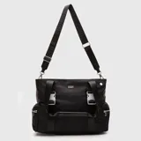 Bolso tipo tote de la marca Bubba, color gris azulado, con diseño funcional y moderno. Cuenta con doble asa de mano reforzada en color negro, correa de hombro ajustable y extraíble con logo de la marca, y bolsillos laterales con cierre. Presenta el logo de la marca en la parte frontal.