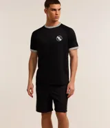 Bermuda deportiva Get Over de color beige, con cintura elástica, cordón ajustable contrastante, bolsillo trasero y pequeña estampa localizada.