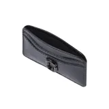 Tarjetero minimalista Marc Jacobs, color negro, confeccionado en cuero con textura saffiano. Presenta cuatro ranuras para tarjetas, un bolsillo central y el logo metálico de la marca en el frente.