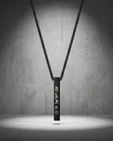 Collar de acero inoxidable en color negro con dije de barra vertical. El dije presenta un grabado en hebreo y una estrella de David en la parte inferior. Incluye cadena de eslabones finos a juego.