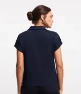 Blusa azul marino de viscosa con cuello solapa, abotonado delantero, mangas cortas con doblez y lazo en la parte baja.