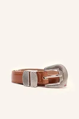 Cinto de cuero marrón de estética western, con costuras pespunteadas y herrajes metálicos plateados con diseño grabado en la hebilla y los pasacintos.