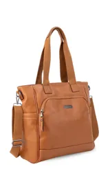 Cartera tipo tote marrón de diseño práctico y versátil, confeccionada en símil cuero con textura granulada. Cuenta con asas cortas fijas, bolsillos exteriores con cierre al frente y atrás, y bolsillos laterales abiertos. Su interior es amplio e incluye bolsillos organizadores. Viene con una correa ajustable y desmontable.