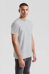 Remera de cuello redondo y manga corta, confeccionada en algodón, con diseño básico y ajuste clásico.