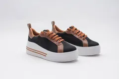 Championes marrones de eco-cuero con plataforma blanca con dos líneas negras horizontales.