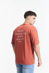 Remera negra de manga corta con corte oversize y cuello redondo. Estampa frontal con la frase "creative spark mistral" en color gris.