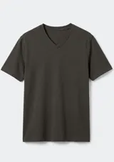 Remera básica de color azul, con mangas cortas y cuello en V, de corte recto y ajuste cómodo.