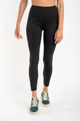Legging deportivo de tiro alto en color negro, con ajuste ceñido al cuerpo y diseño minimalista.