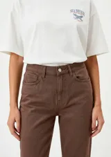 Pantalón de corte recto confeccionado en tejido de sarga color marrón, con cierre de botón y cremallera, y diseño de cinco bolsillos.
