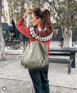 Sweater óxido de punto con cuello redondo y diseño geométrico en tonos blanco, gris y negro. Tejido a mano.