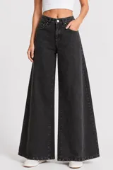 Pantalon de jean de corte ancho y tiro medio, con diseño de cinco bolsillos y cierre frontal con botón y cremallera.