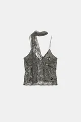Top de encaje color gris oscuro, con escote en pico, tirantes finos y detalle de pañuelo incorporado al cuello. Presenta aplicaciones de abalorios y lentejuelas a contraste.