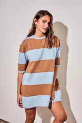 Vestido corto de tejido de punto con diseño de rayas horizontales anchas en color rosa y marrón. Presenta cuello redondo, mangas cortas y un detalle de borde en color naranja vibrante en las terminaciones de las mangas y el ruedo.